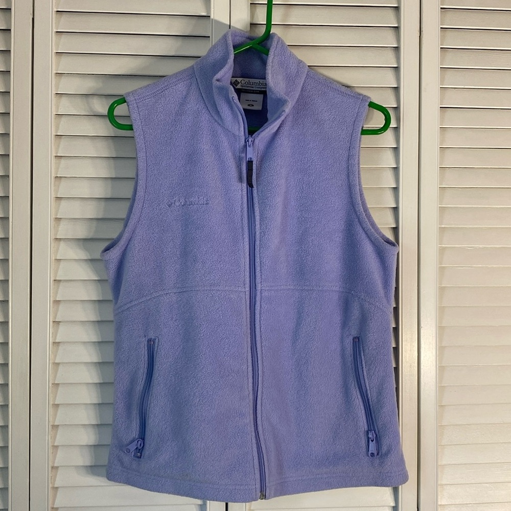 Womens Columbia fleece vest.
